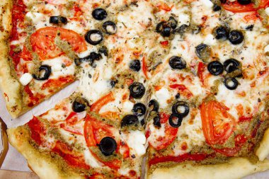 Zeytin, domates ve peynirli vejetaryen pizza..