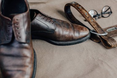 Kahverengi deri aksesuarlar, ayakkabı askısı.