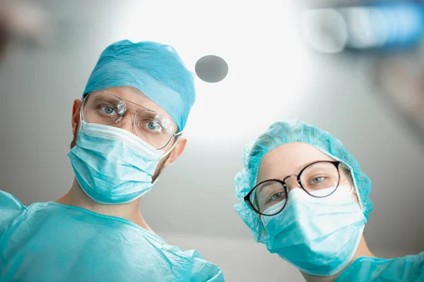 Cirujano Profesional Con Una Joven Asistente Interna Quirófano Del Hospital — Foto de Stock