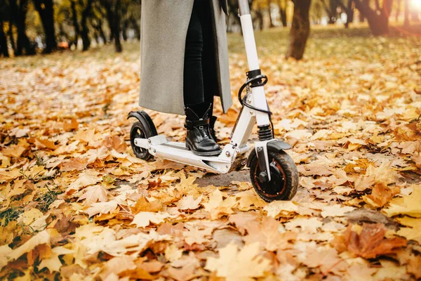 Őszi Kabátos Egy Elektromos Robogón Egy Őszi Parkban Elektromos Járművön — Stock Fotó