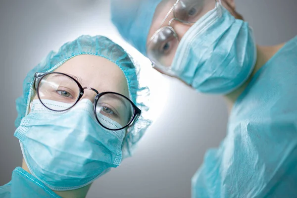 Professioneller Chirurg Mit Einer Jungen Assistenzpraktikantin Operationssaal Eines Krankenhauses Schuss — Stockfoto