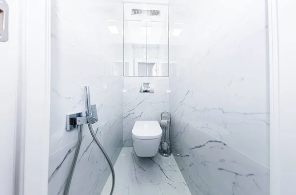 Interior Banheiro Brilhante Com Telhas Cerâmicas Forma Mármore Bidé — Fotografia de Stock