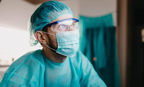 Chirurg Uniformě Pracuje Počítačem Lékařské Ordinaci Trénuje Lékaře — Stock fotografie