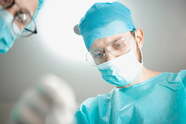 Professioneller Chirurg Mit Einer Jungen Assistenzpraktikantin Operationssaal Eines Krankenhauses Schuss — Stockfoto