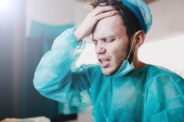 Der Müde Und Traurige Arzt Chirurg Depressionen Ist Aufgebracht Und — Stockfoto