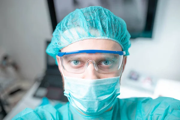 Male Surgeon Doctor Thinks Task Clinic Interior Medicine Concept — Stock Photo, Image