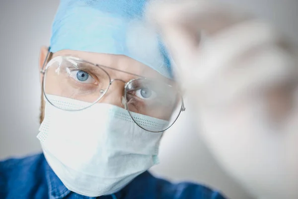 Nachdenklicher Blick Des Arztes Uniform Und Brille Konzept Der Harten — Stockfoto