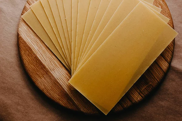 Hojas Lasaña Pasta Trigo Duro Sobre Una Superficie Madera — Foto de Stock