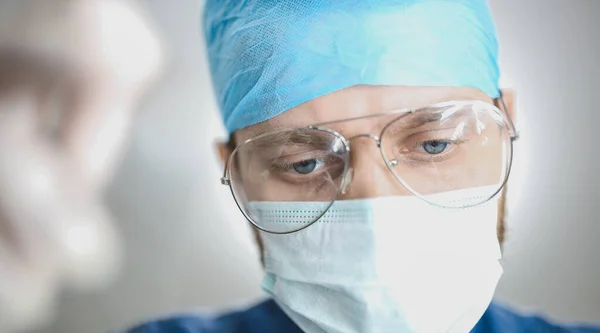 Olho Pensativo Médico Masculino Uniforme Óculos Conceito Trabalho Duro Medicina — Fotografia de Stock