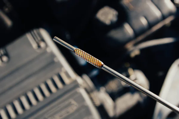 Automotive Oil Dipstick Ellenőrzésére Motorolaj Szintjét Motor Meghibásodásának Diagnózisa — Stock Fotó