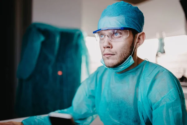 Cirujano Plástico Médico Examina Los Datos Médicos Una Computadora Después — Foto de Stock