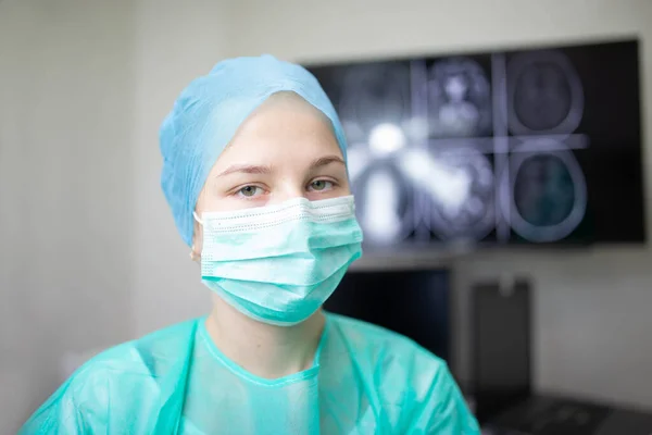Retrato Uma Jovem Médica Uniforme Máscara — Fotografia de Stock