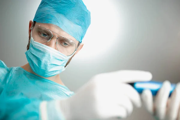 Cirurgião Profissional Com Uma Jovem Assistente Estagiária Uma Sala Cirurgia — Fotografia de Stock