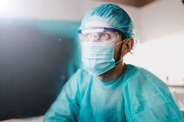 Chirurg Uniform Arbeitet Einer Arztpraxis Mit Einem Computer Und Bildet — Stockfoto