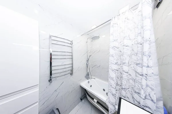 Interior Banheiro Moderno Toalheiro Aquecido Pia Telhas Cerâmicas Imitação Mármore — Fotografia de Stock