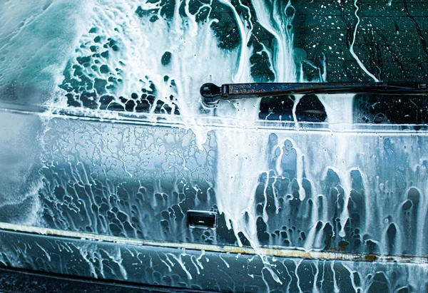Zbliżenie Niebieskiego Samochodu Myjni Ręcznej — Zdjęcie stockowe