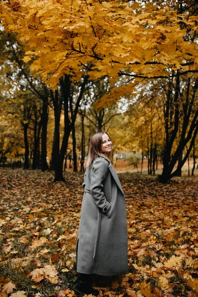 Junge Frau Grauen Mantel Spaziert Herbstwald — Stockfoto