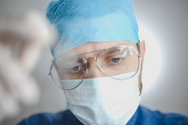 Figyelmes Férfi Orvos Egyenruhában Szemüvegben Kemény Munka Fogalma Orvostudományban — Stock Fotó