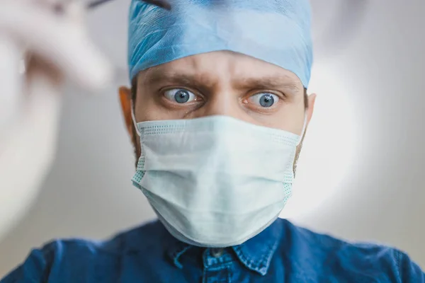 Zamyšlený Pohled Mužského Doktora Uniformě Koncept Tvrdé Práce Medicíně — Stock fotografie