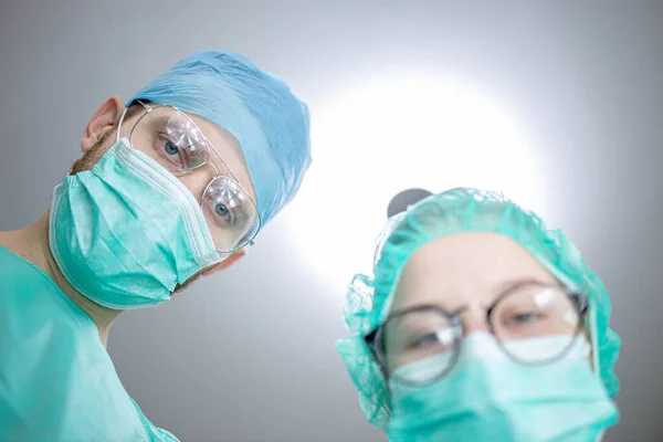 Professioneller Chirurg Mit Einer Jungen Assistenzpraktikantin Operationssaal Eines Krankenhauses Schuss — Stockfoto