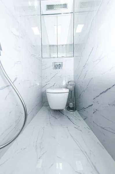 Інтер Яскравого Туалету Керамічною Плиткою Вигляді Мармуру Біде Туалет — стокове фото