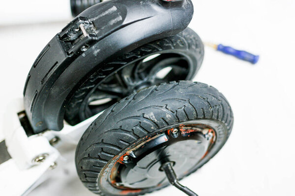 Крупный план скутера при ремонте электродвигателей