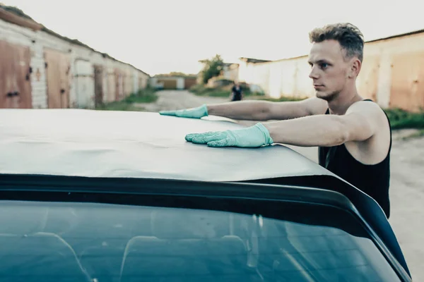 Zbliżenie Młody Człowiek Wklejanie Samochód Węgiel Film Samochód Ciało Tuning — Zdjęcie stockowe