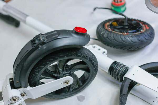 Крупный план скутера при ремонте электродвигателей