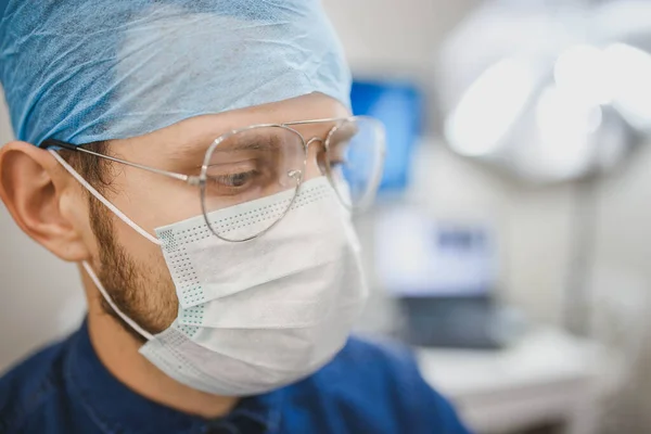 Sguardo Premuroso Dottore Maschile Uniforme Occhiali Concetto Duro Lavoro Medicina — Foto Stock