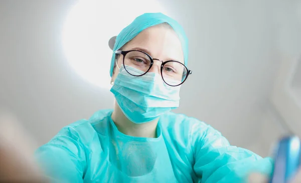 Ritratto Una Giovane Dottoressa Uniforme Maschera — Foto Stock