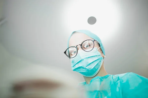 Retrato Una Joven Doctora Uniforme Máscara — Foto de Stock
