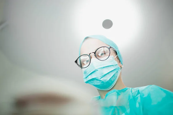 Portrait Une Jeune Fille Médecin Uniforme Masque — Photo