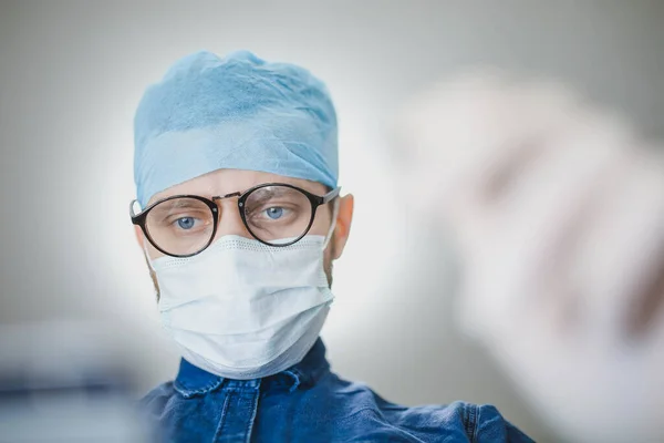 Aspecto Reflexivo Del Médico Masculino Uniforme Gafas Concepto Trabajo Duro — Foto de Stock