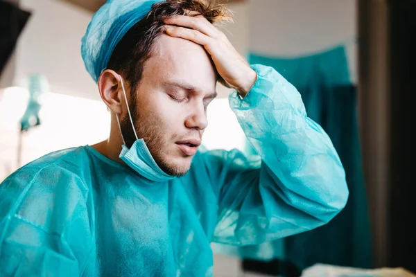 Der Müde Und Traurige Arzt Chirurg Depressionen Ist Aufgebracht Und — Stockfoto