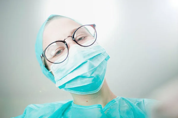 Retrato Una Joven Doctora Uniforme Máscara —  Fotos de Stock