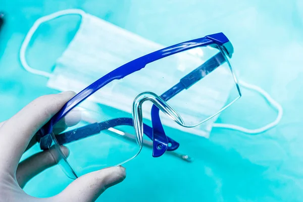 Doktor Drží Chirurgické Ochranné Brýle Moderní Medicíny — Stock fotografie