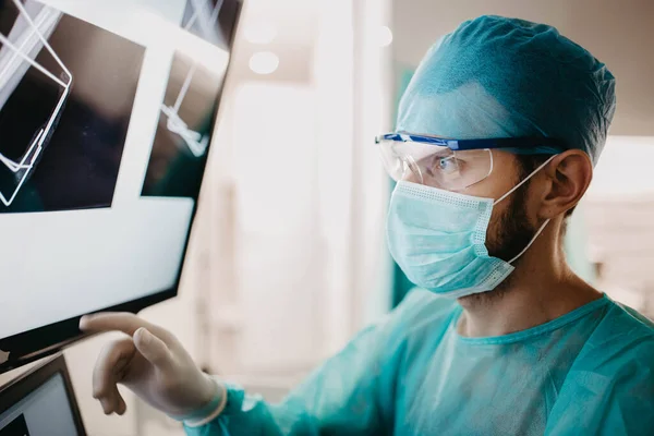 Лікар Хірург Вивчає Рентгенівське Зображення Моніторі Офісі — стокове фото