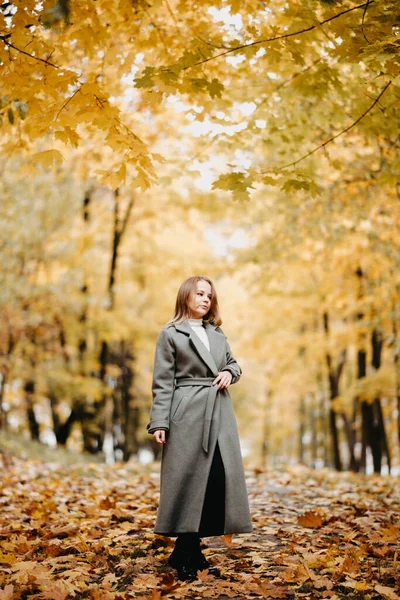 Młoda Kobieta Szarym Płaszczu Spacerująca Jesiennym Lesie — Zdjęcie stockowe
