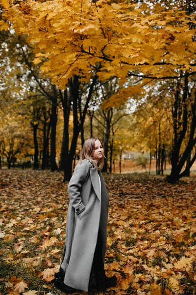 Mladá Žena Šedém Kabátě Kráčející Podzimním Lese — Stock fotografie