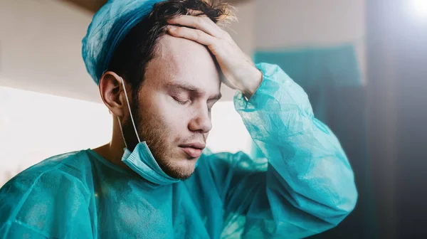疲倦和悲伤的医生在抑郁症中心烦意乱 抬着他的头 医疗差错和职业倦怠 — 图库照片