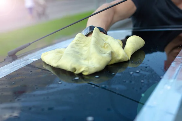洗濯後 男は車を磨き ラグで拭く — ストック写真