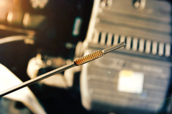 Automotive Oil Dipstick Ellenőrzésére Motorolaj Szintjét Motor Meghibásodásának Diagnózisa — Stock Fotó