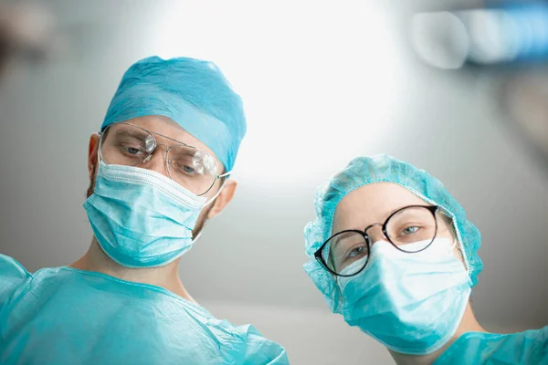 Profesionální Chirurg Mladou Asistentkou Operačním Sále Nemocnice Výstřel Nižšího Úhlu — Stock fotografie