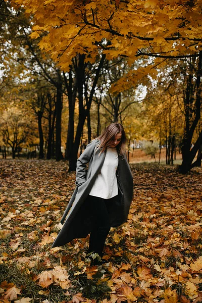 Mladá Žena Šedém Kabátě Kráčející Podzimním Lese — Stock fotografie