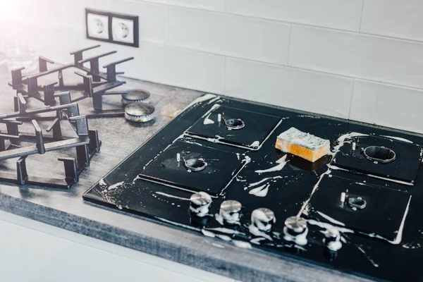 Mutfağı Temizlemek Gazlı Fırını Sünger Köpükle Temizlemek — Stok fotoğraf