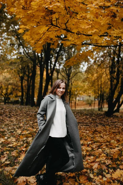 Молода Жінка Сірому Пальто Йде Осінньому Лісі — стокове фото
