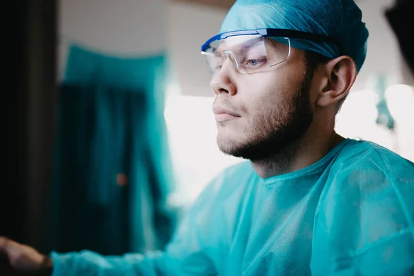 Лікар Пластичного Хірурга Вивчає Медичні Дані Комп Ютері Після Операції — стокове фото
