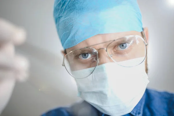 Aspecto Reflexivo Del Médico Masculino Uniforme Gafas Concepto Trabajo Duro — Foto de Stock