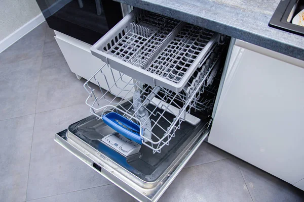 Modern Bulaşık Makinesi Mutfağa Mobilya Monte Etti Işleri — Stok fotoğraf