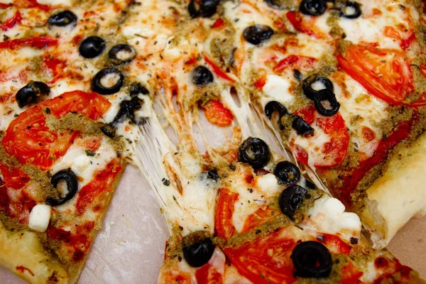 Vegetáriánus Pizza Közelsége Olajbogyóval Paradicsommal Sajttal — Stock Fotó